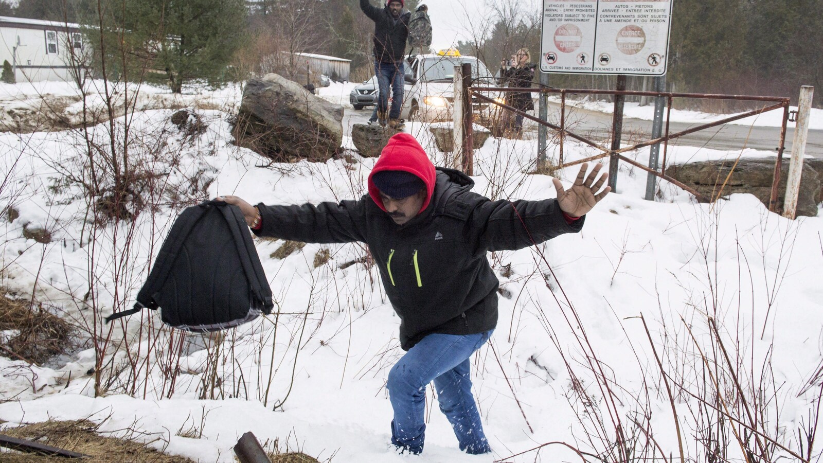 Un demandeur d'asile à la frontière canado-américaine, près de Hemmingford, au Québec.