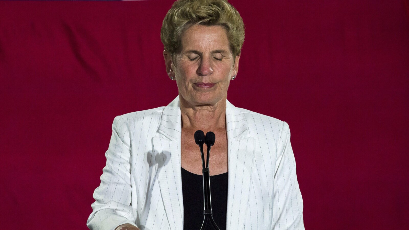 Kathleen Wynne les yeux fermés