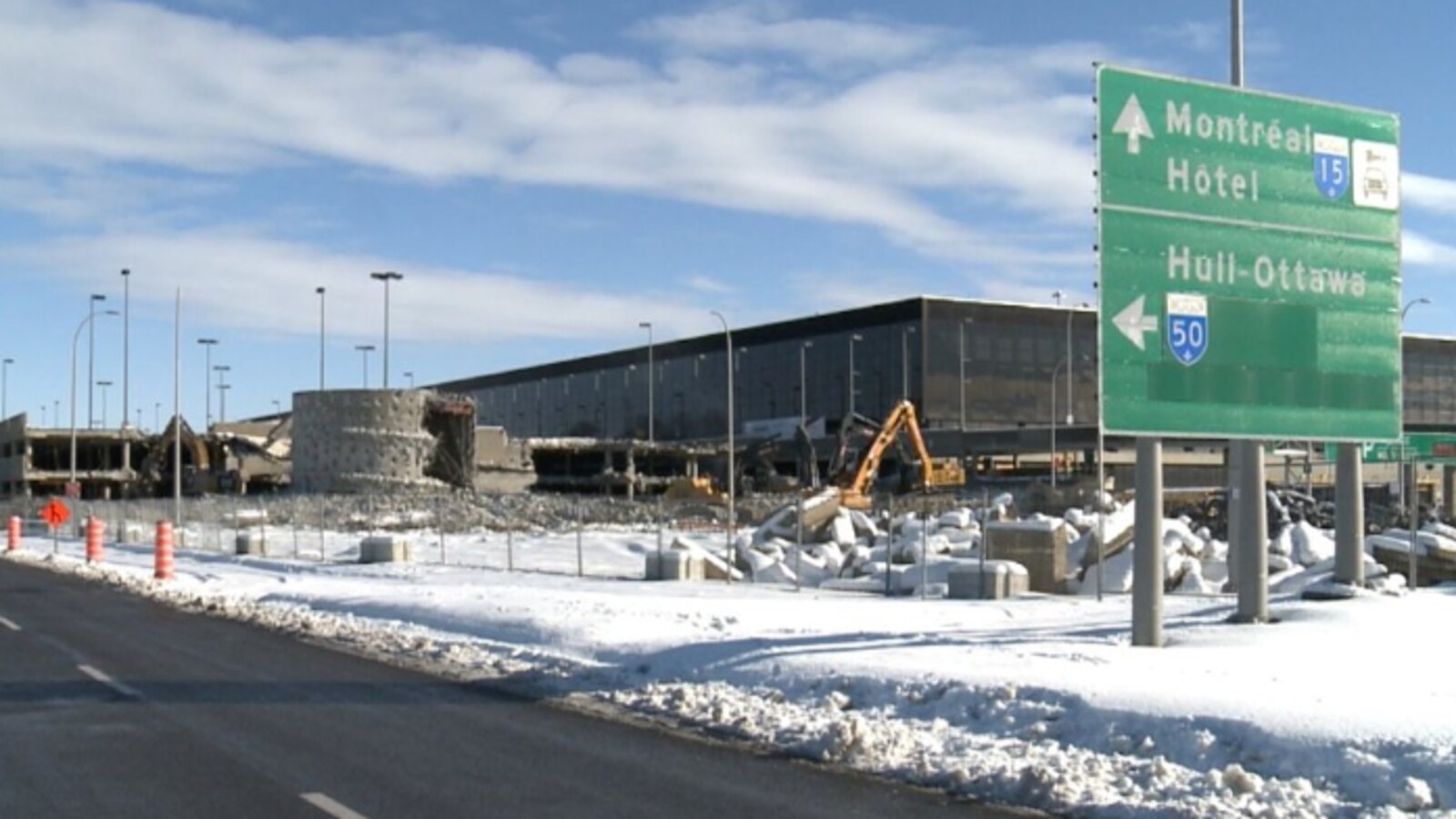 Des pelles mécaniques s'attaquent à la structure de l'ex-aéroport Mirabel.