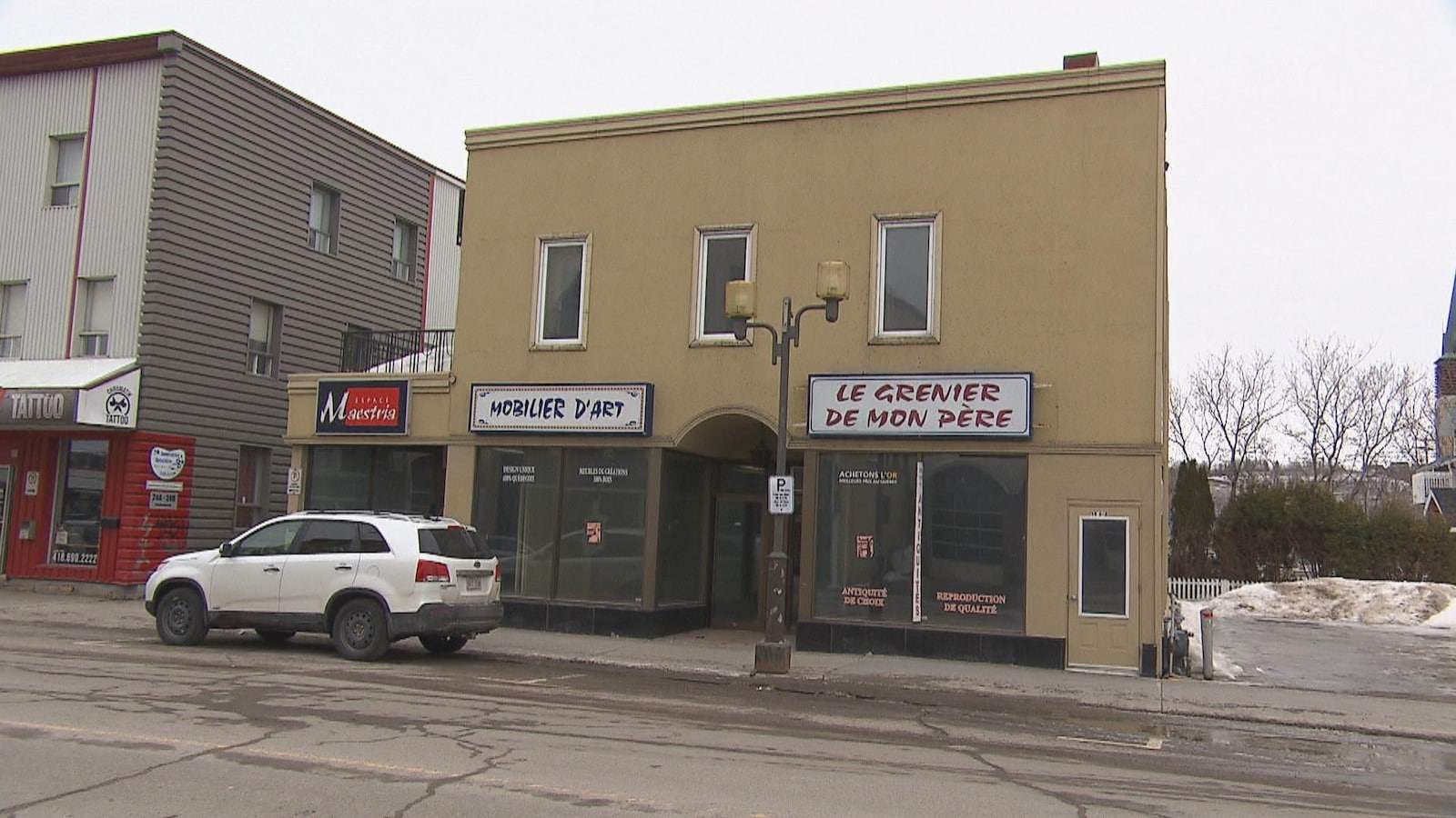 Le bâtiment commercial de deux étages abritait trois entreprises.