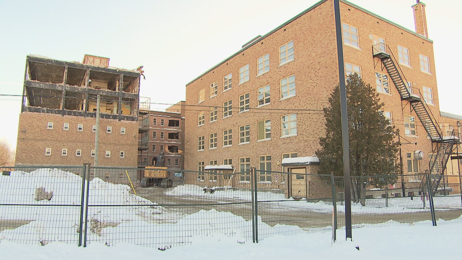 Début de la démolition de l'hôpital de BaieSaintPaul ICI Radio