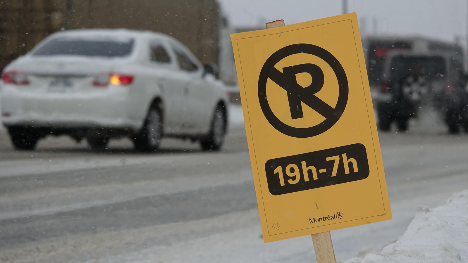 Une pancarte d'interdiction de stationnement de 19h à 7h installée dans une rue de Montréal.