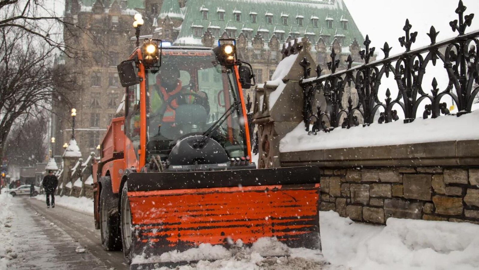 Une déneigeuse sur le trottoir de la rue Wellington, devant le parlement d'Ottawa.
