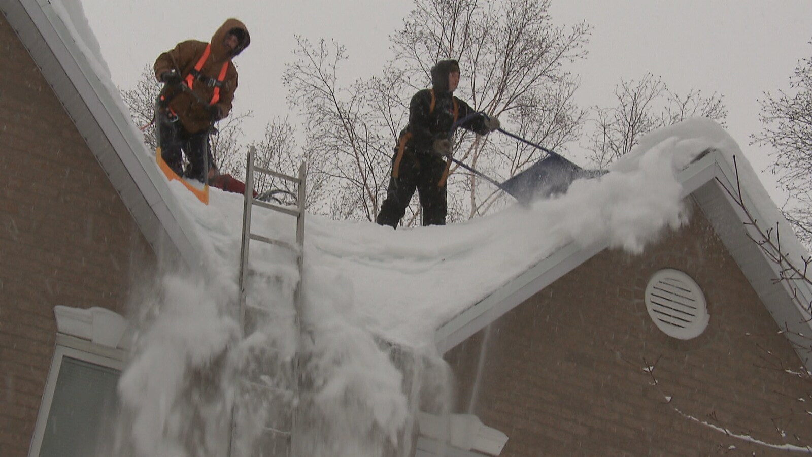 Des déneigeurs sur un toit