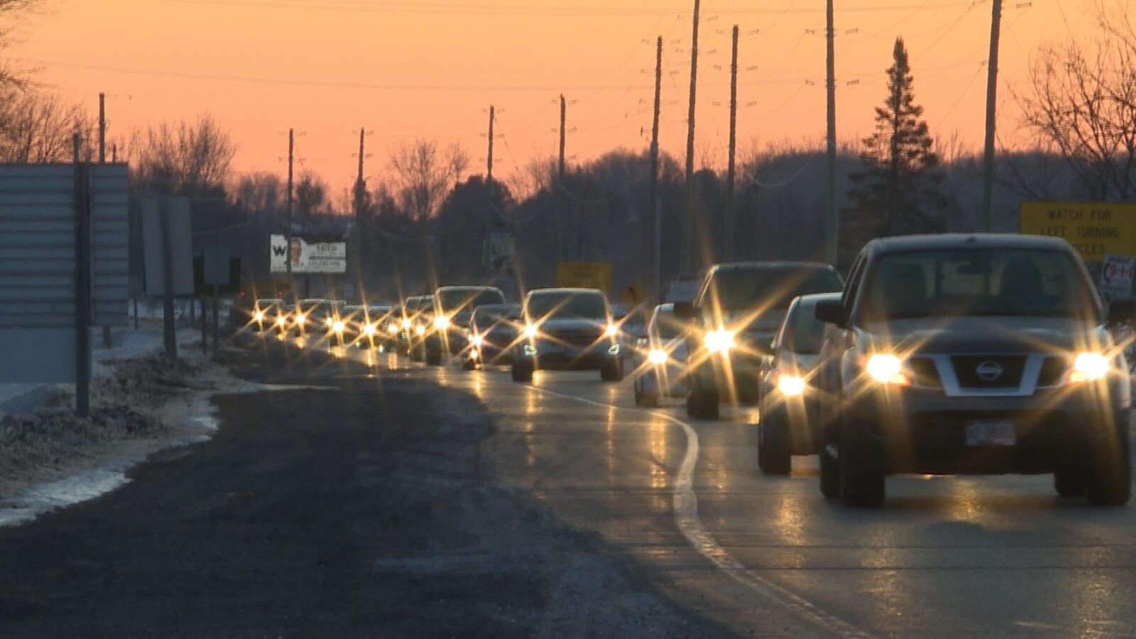 Des véhicules sur une route congestionnée.