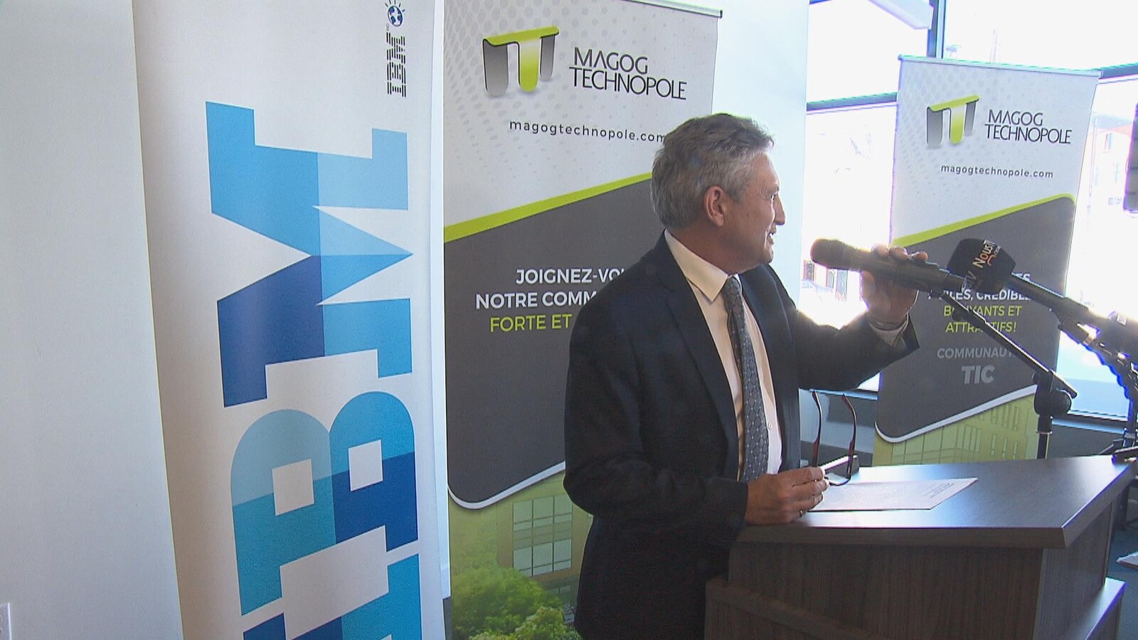 Denis Desbiens, président d'IBM Québec, devant les journalistes pour parler de l'alliance avec Magog Technopole