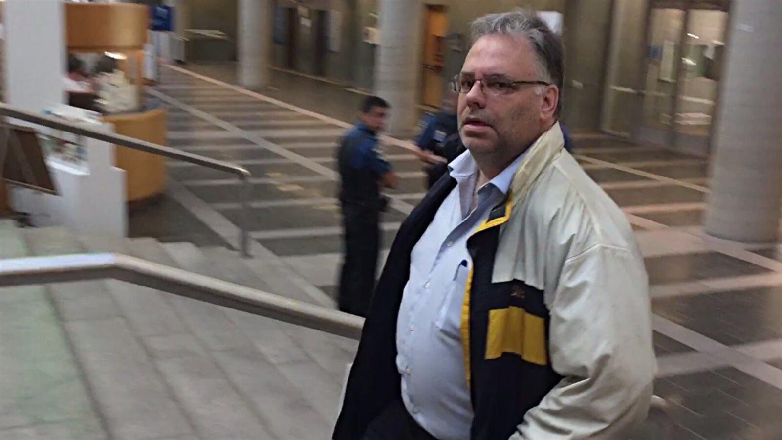 L'homme de 56 ans porte des lunette.
