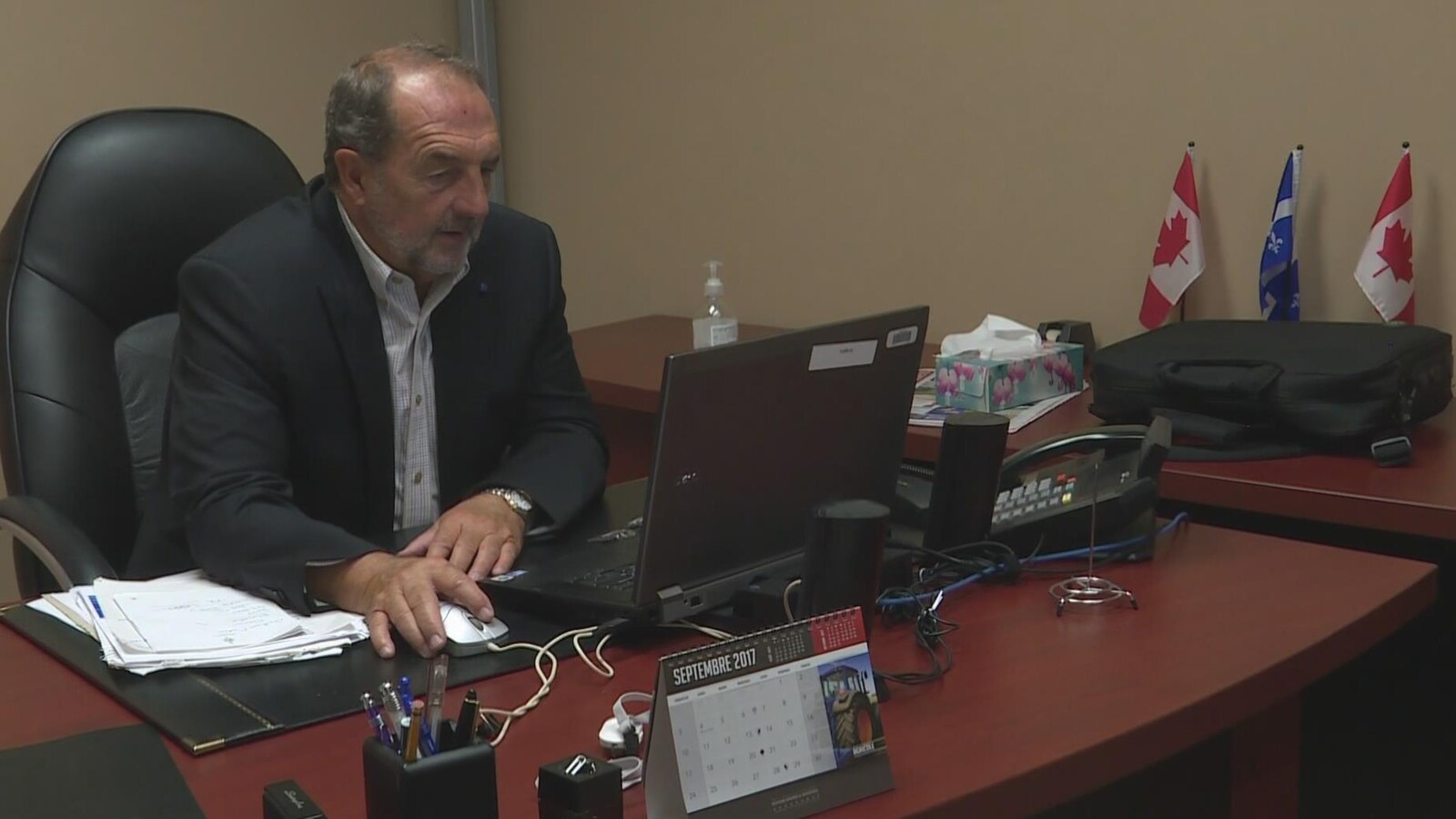Denis Lebel dans son bureau de Roberval