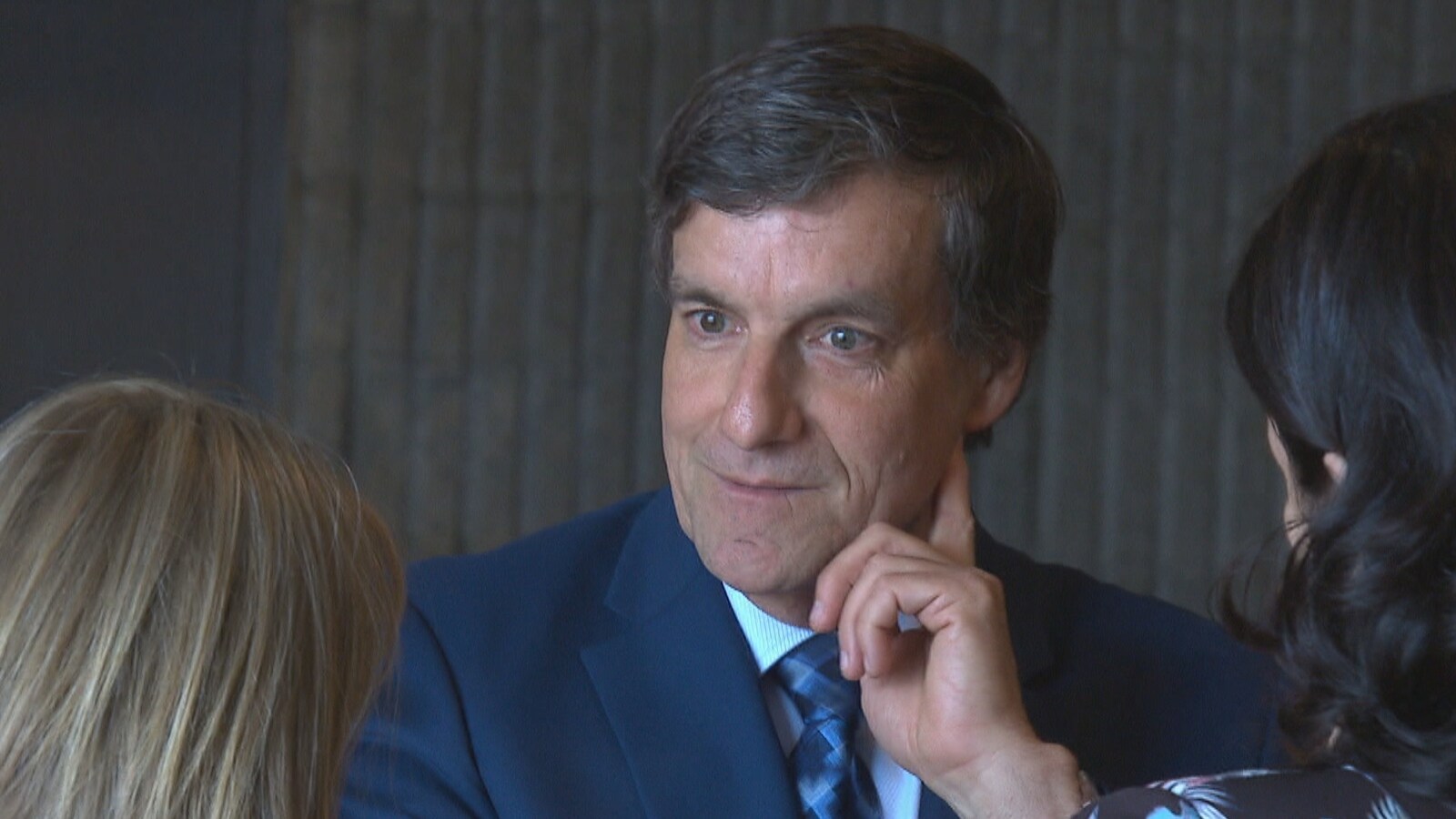 Denis Lemieux discute avec deux femmes.