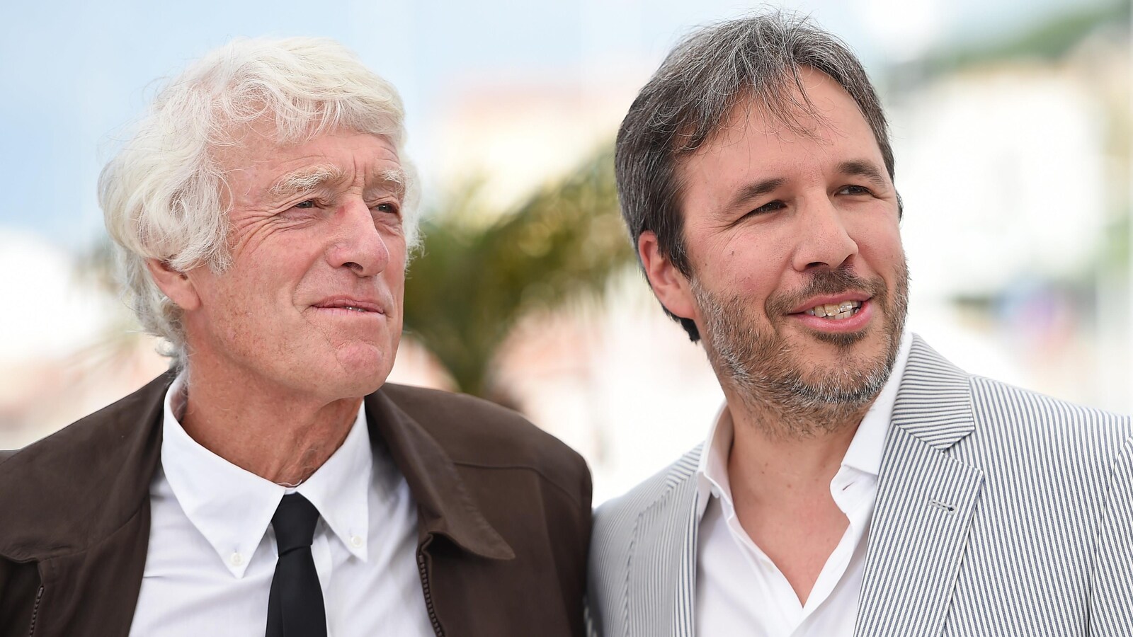 Les deux hommes posent pour les photographes, le regard vers la droite