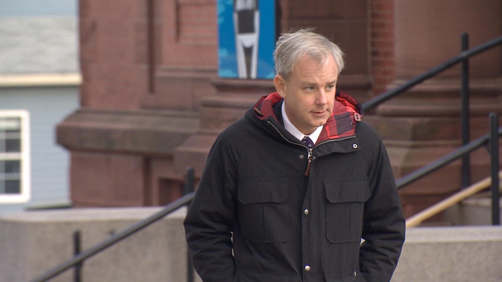 Dennis Oland arrive au palais de justice de Saint-Jean, pour le 7e jour de son procès, le 30 novembre 2018.