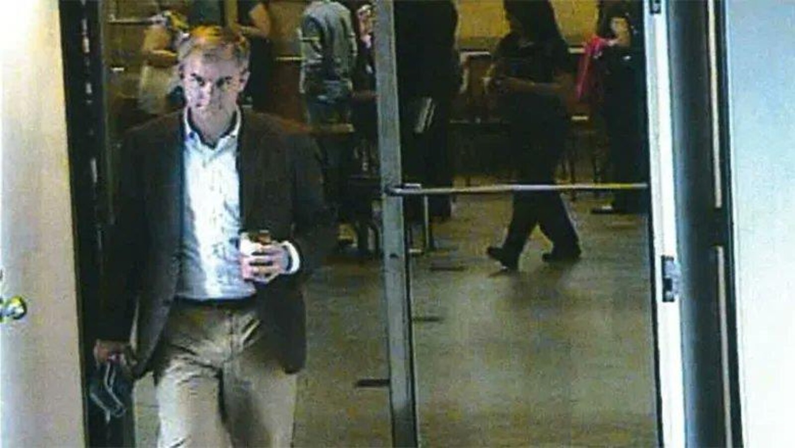 Cette image, prise d'une vidéo de surveillance, montre Dennis Oland portant des pantalons beiges et un veston foncé, le soir où son père aurait été tué.