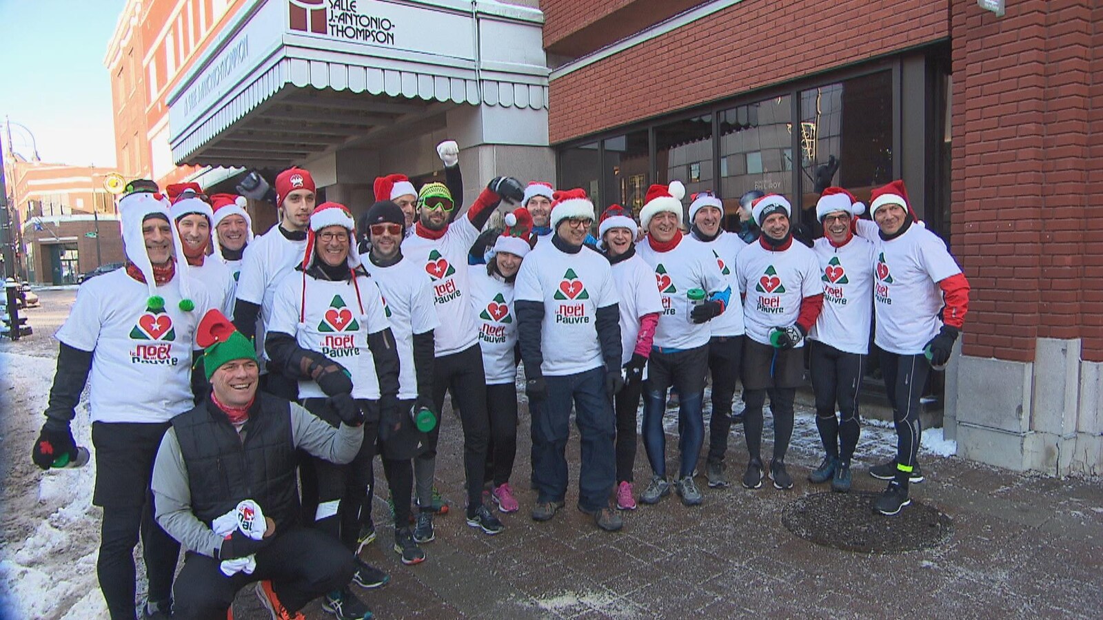 Les coureurs du Téléthon Le Noël du pauvre prennent la pose avant le départ devant la salle J.-Antonio-Thompson.