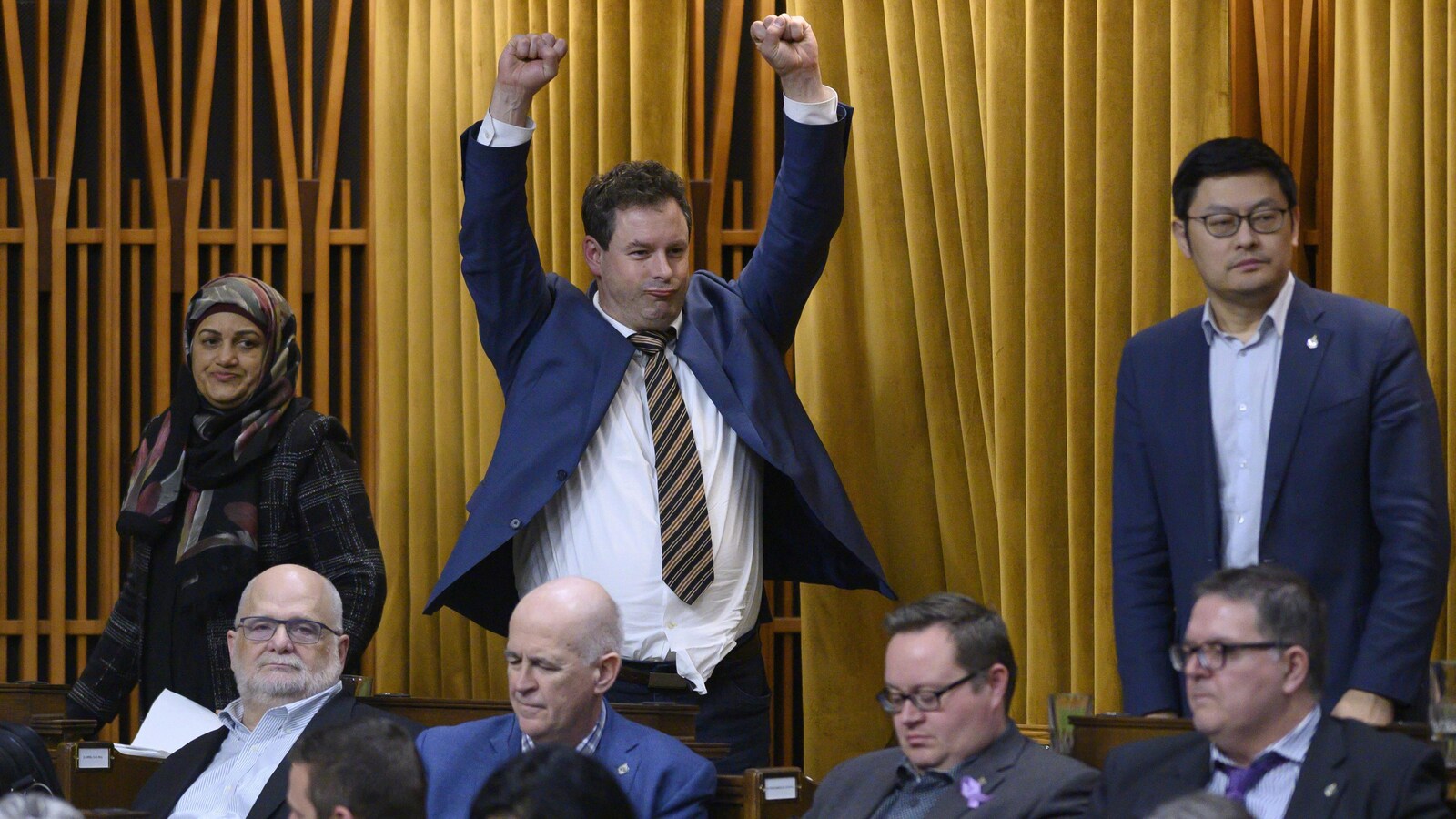 Des députés se lèvent pour voter.