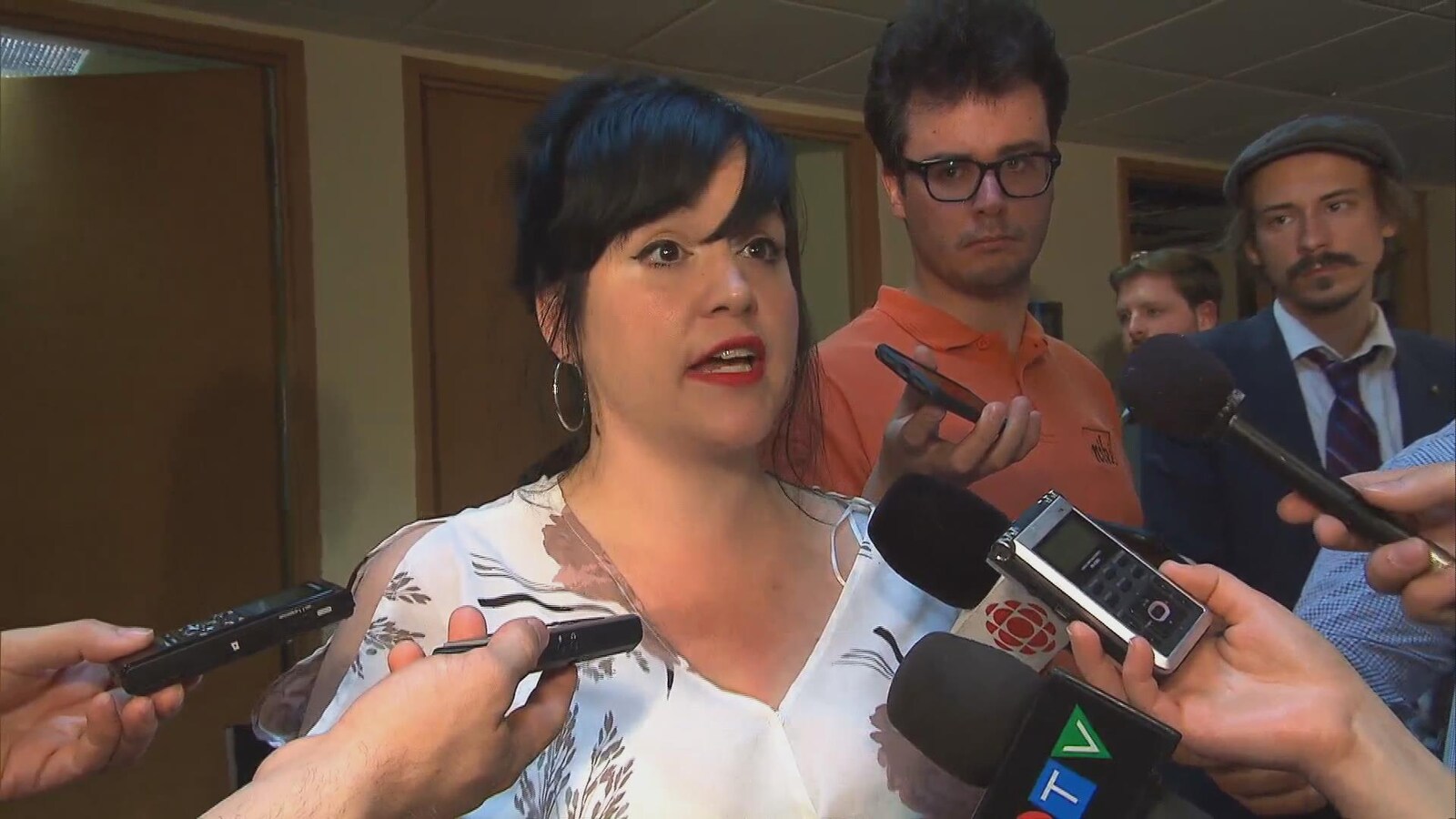 Marilène Gill répond aux questions des journalistes.