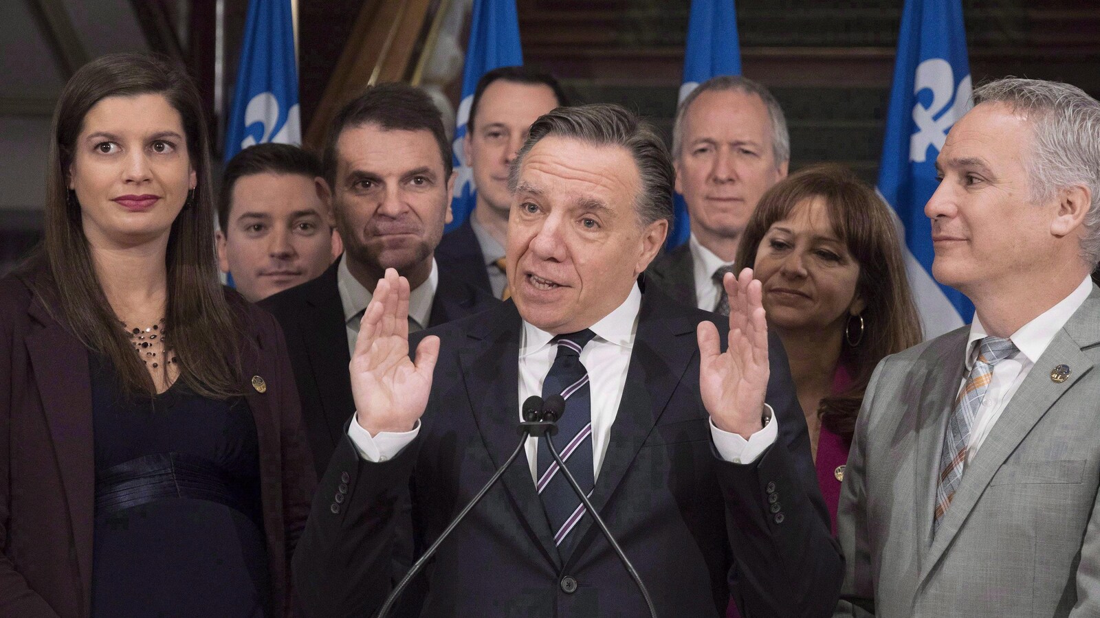 Le chef de la CAQ, François Legault, est entouré (de gauche à droite) des députés Geneviève Guilbault, Simon Jolin-Barrette, François Bonnardel, Jean-François Roberge, André Lamontagne, Nathalie Roy et Éric Lefebvre.