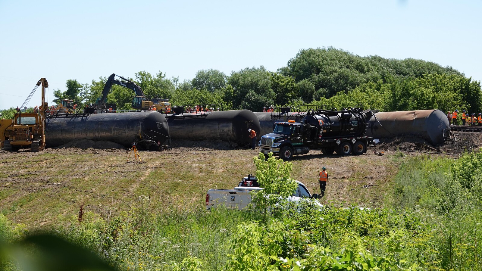 Plusieurs ouvriers s'activent sur le site de l'accident.