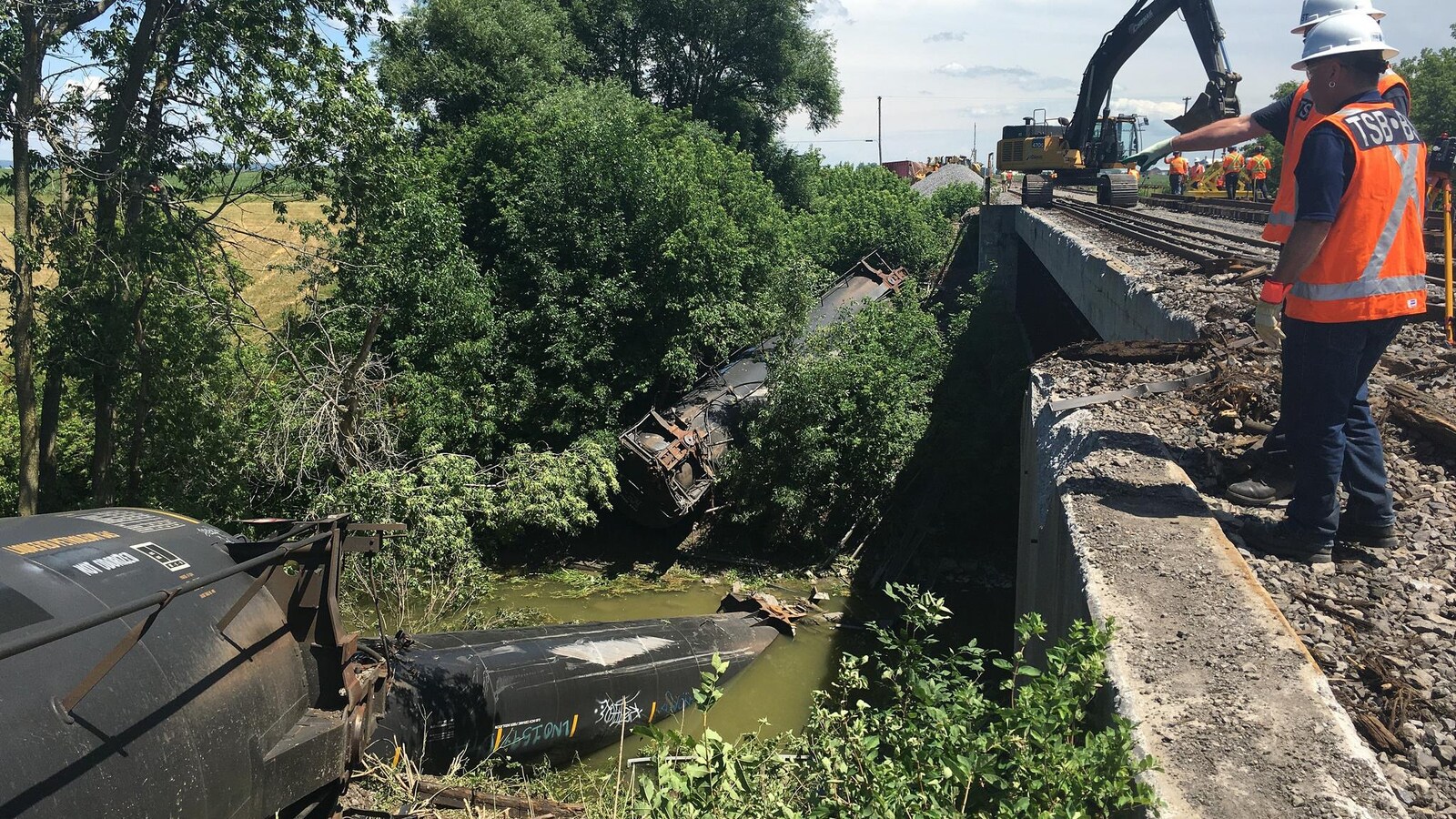 Des wagons de train sont tombés dans une rivière.