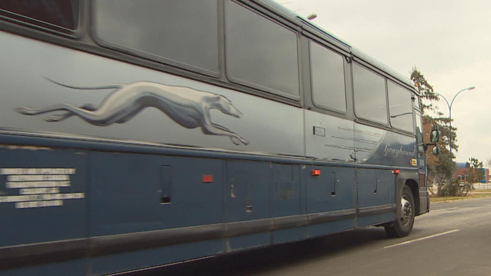 Un bus Greyhound quitte la gare routière de Regina.