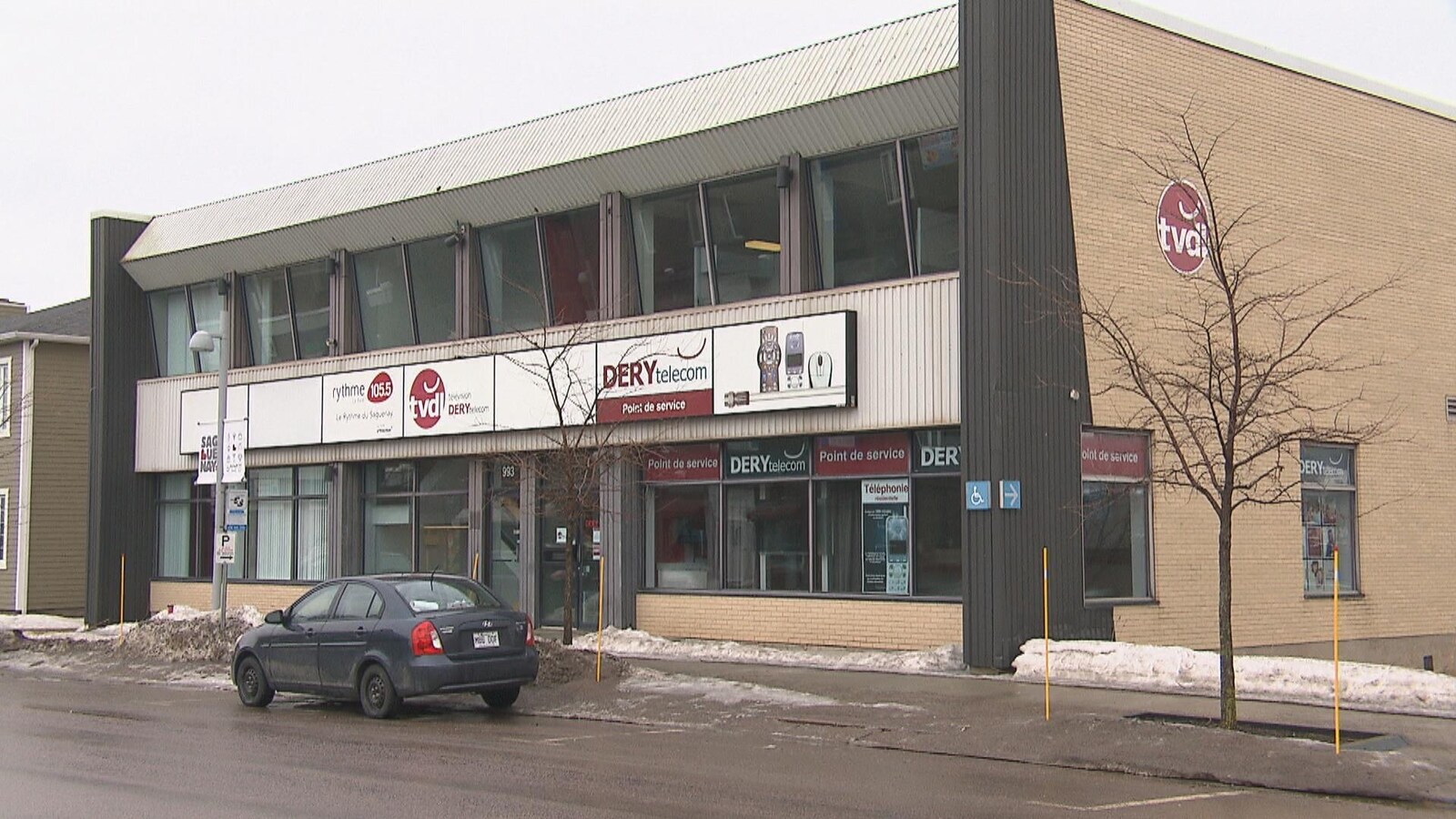 Un édifice en briques jeunes avec des affiches de l'entreprise.