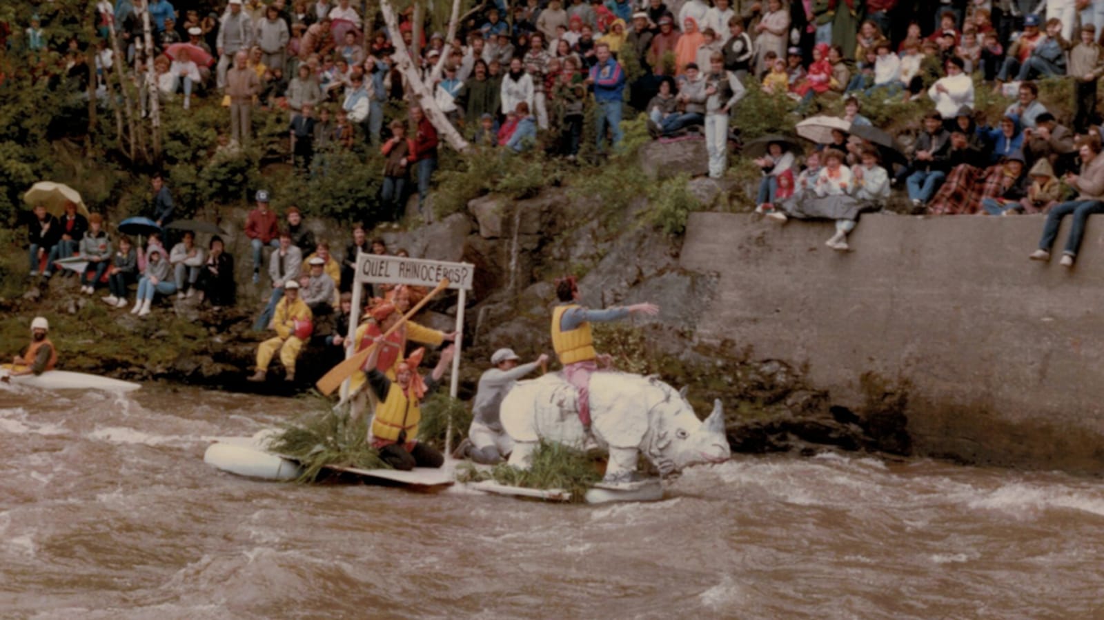 Un radeau allégorique descendant la rivière Kinojévis.