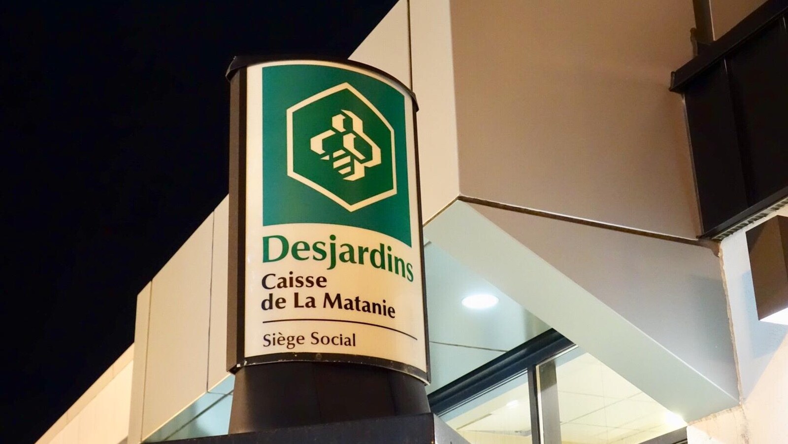 Affiche du siège social de la Caisse Desjardins de la Matanie