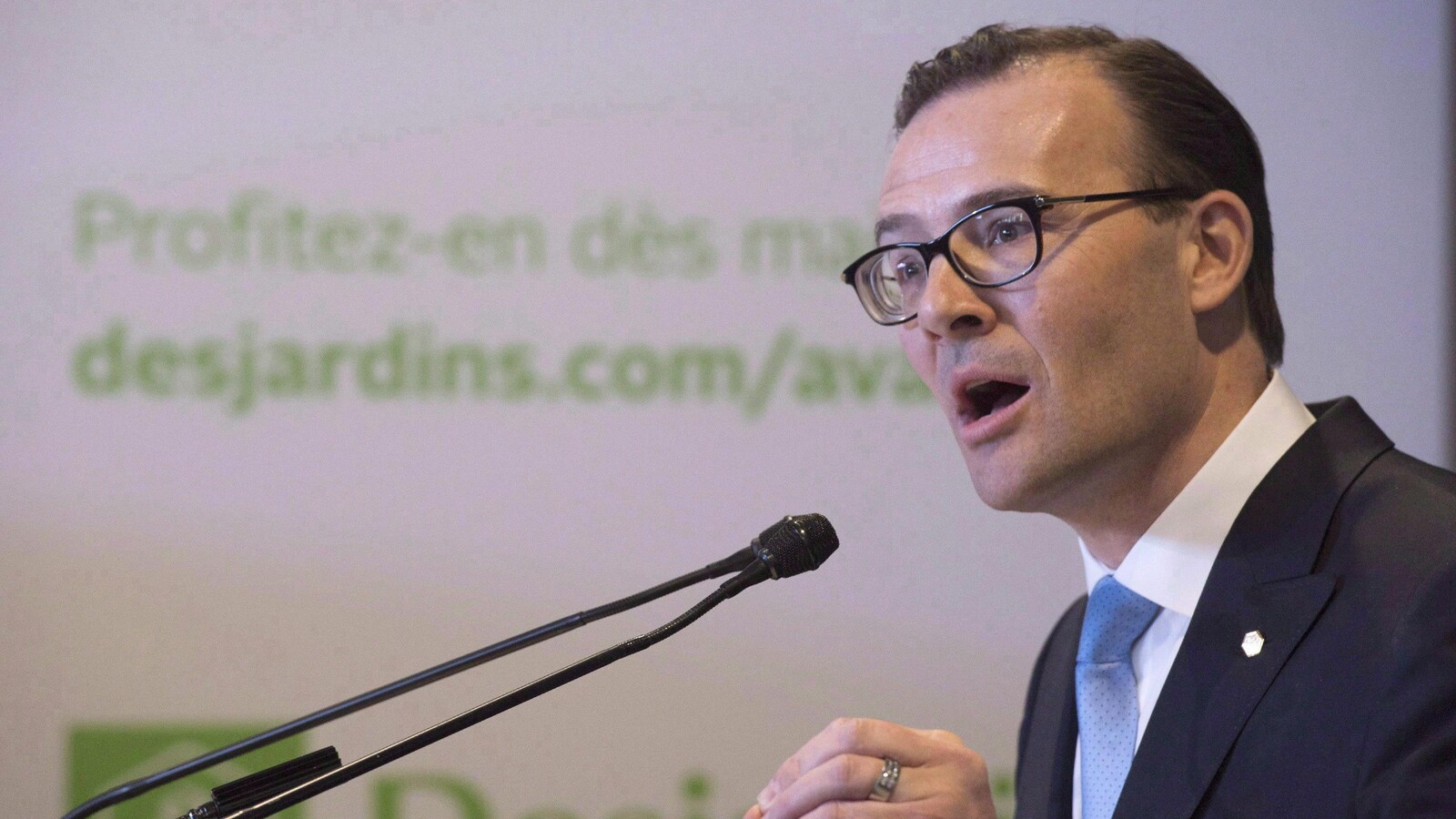 M. Cormier parlant dans un micro.