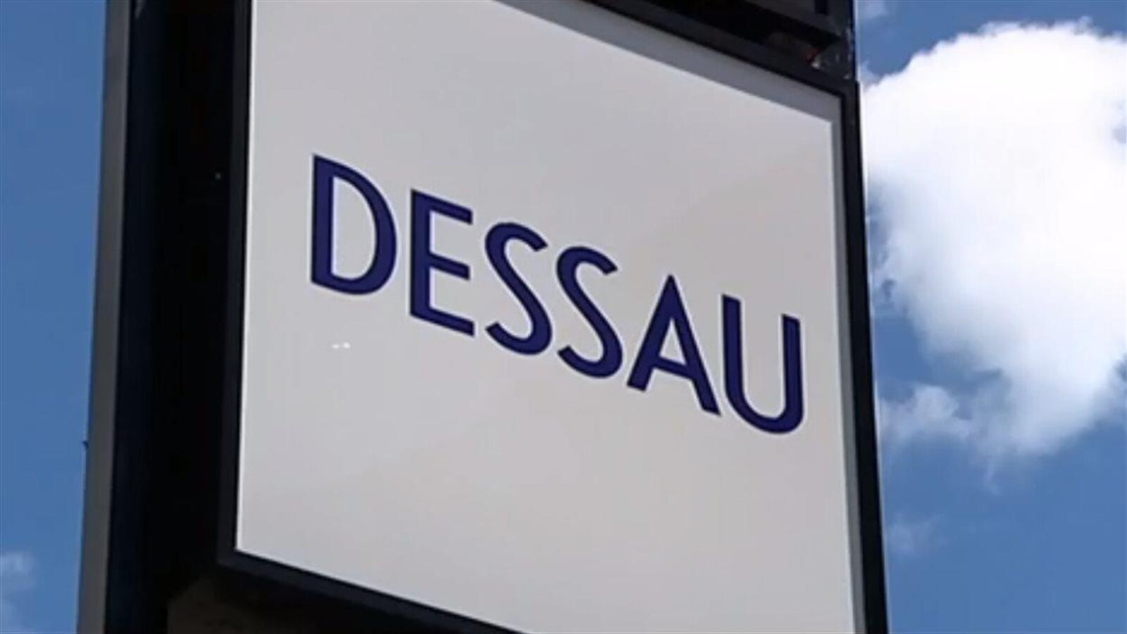 Le logo de Dessau comprenait des lettres bleues sur un fond blanc