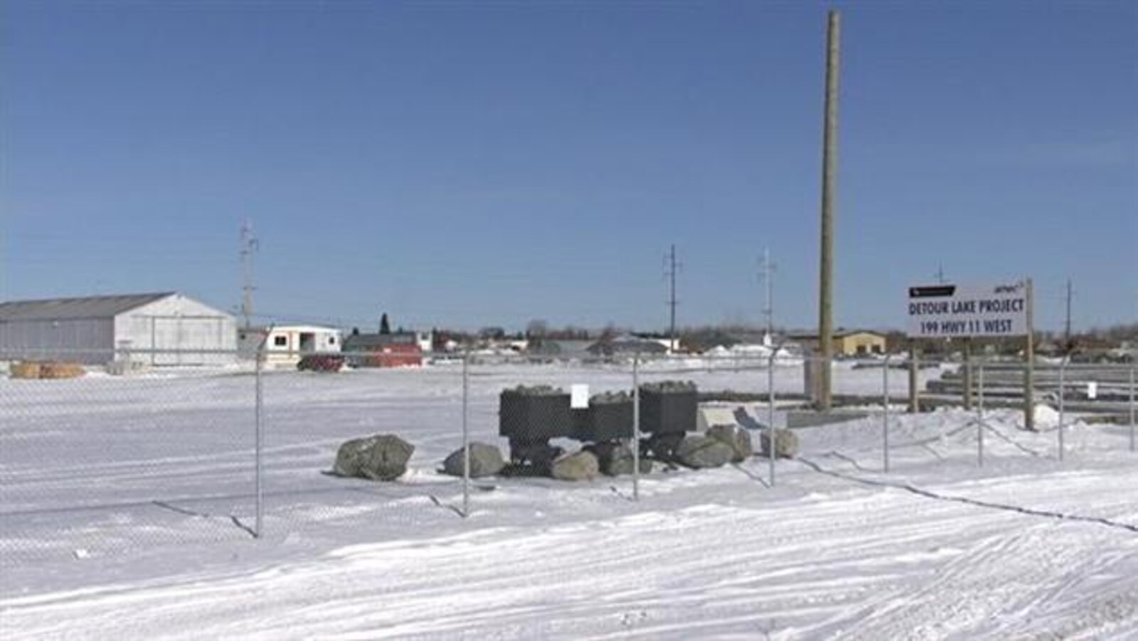 Des bâtiments industriels entourés d'une clôture.