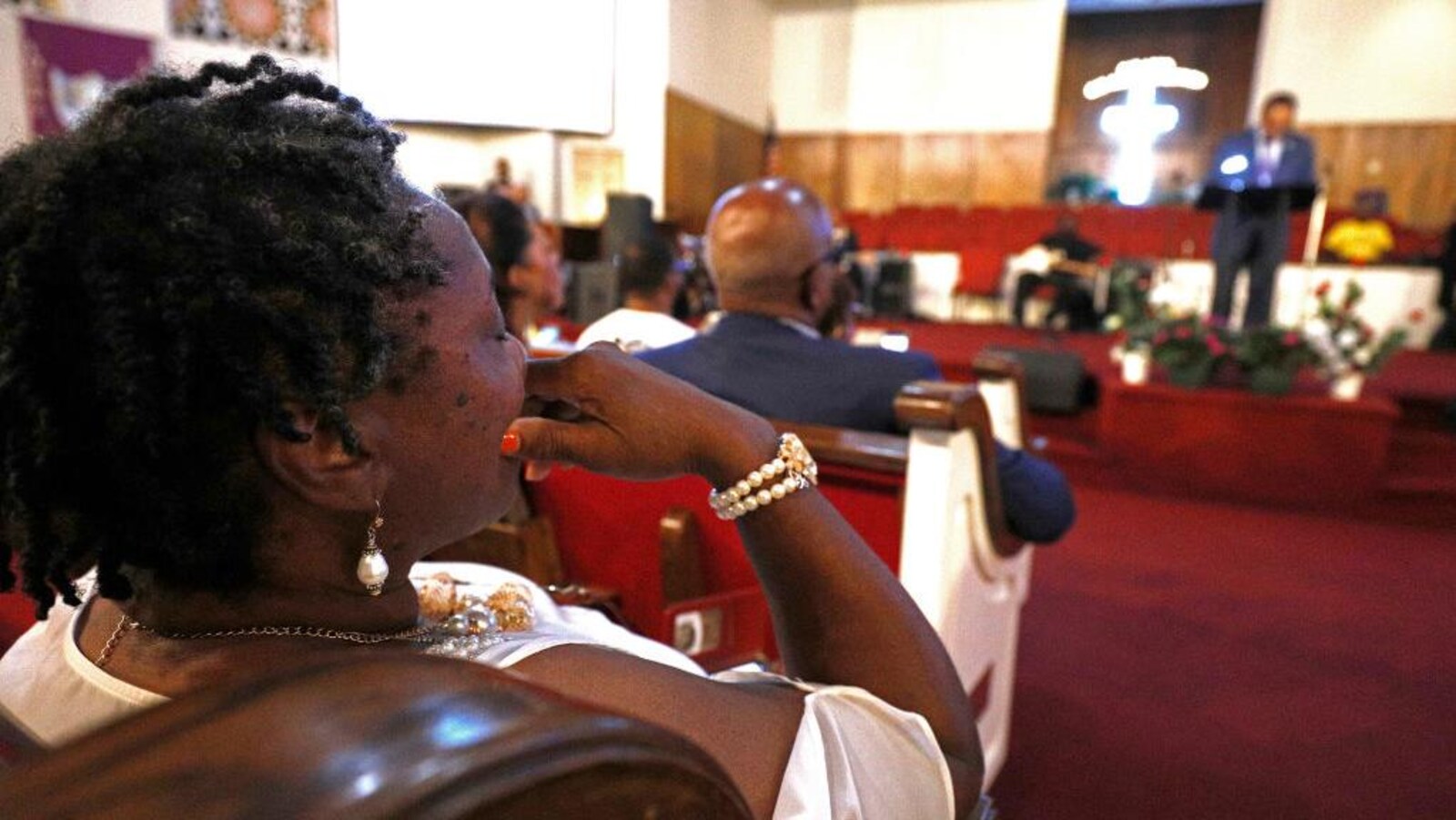 Des fidèles de l'église baptiste New Bethel de Détroit sont assis et écoutent l'éloge funèbre prononcé par le pasteur et militant pour les droits civiques Jesse Jackson.