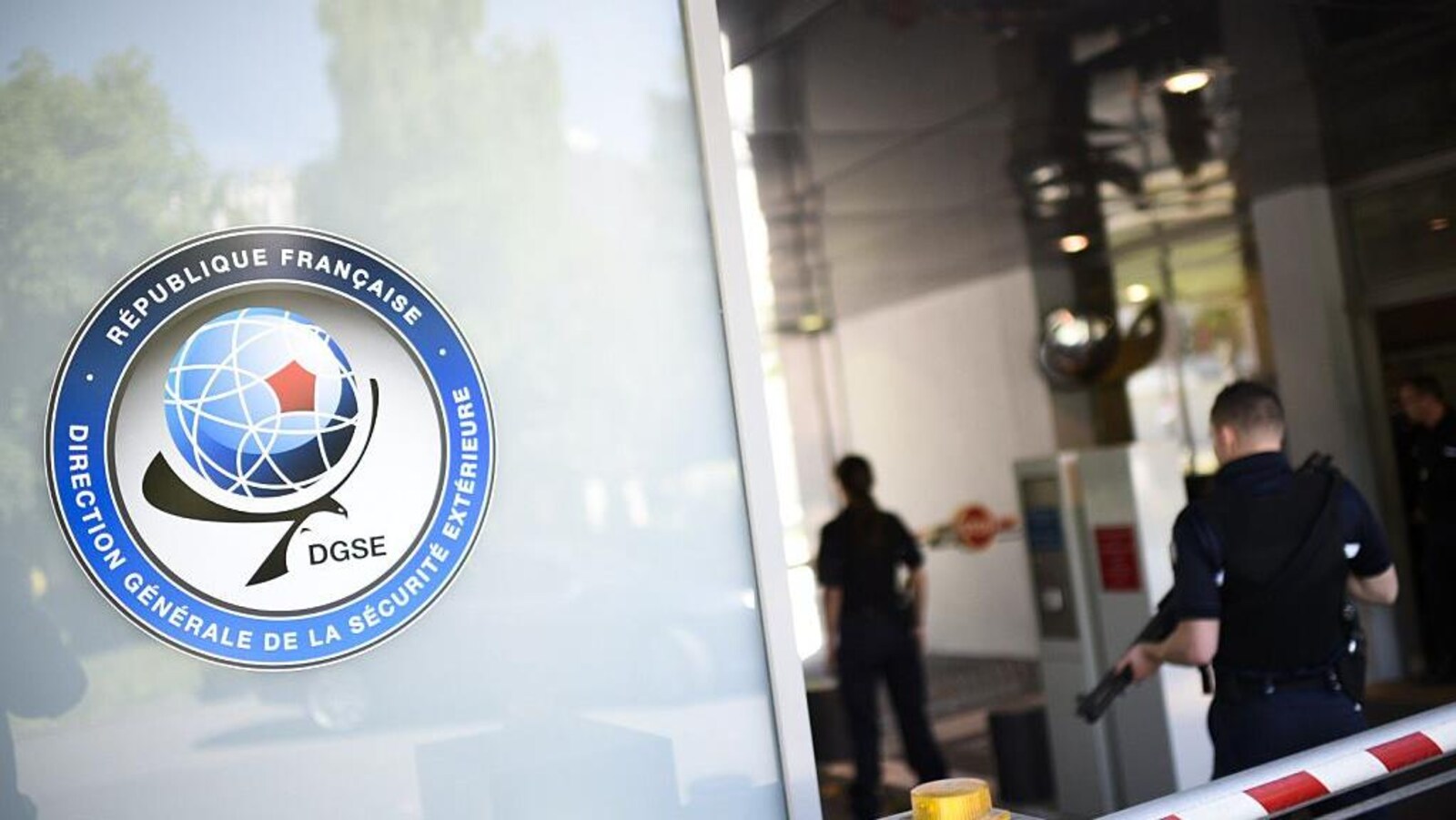 L'entrée de la DGSE avec le logo de l'organisation
