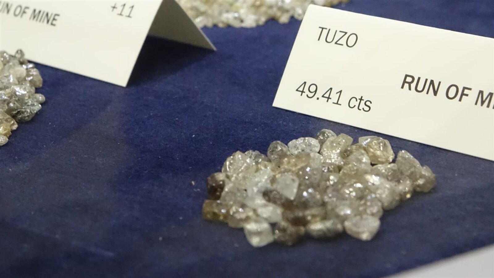 Des diamants bruts sur un tapis.