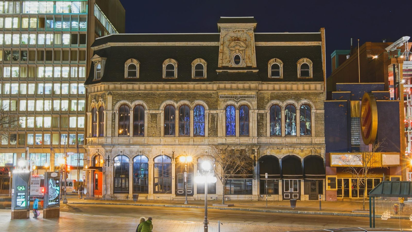 La démolition des bâtiments actuels de la place D'Youville a débuté mercredi.
