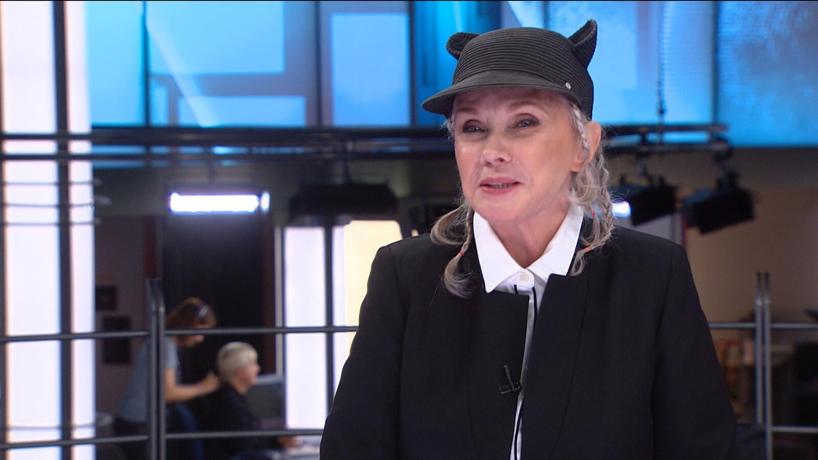 Diane Dufresne a les cheveux tressés et une casquette avec des oreilles félines.