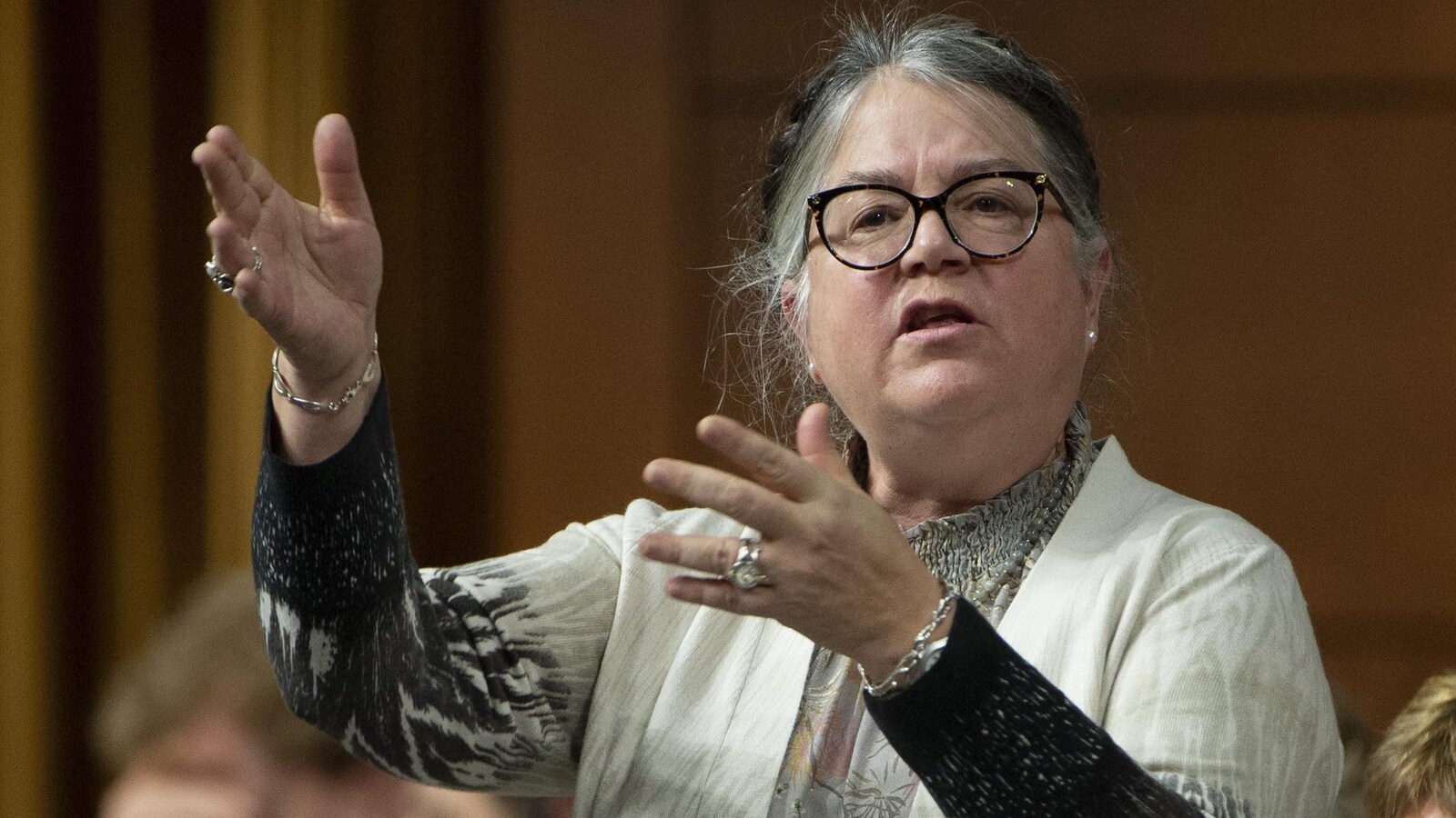 Diane Lebouthillier derrière Justin Trudeau ICI RadioCanada.ca