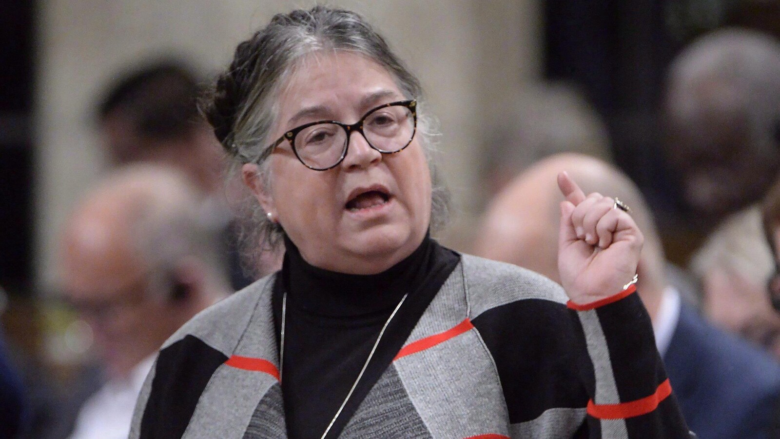 Diane Lebouthillier est debout à la Chambre des communes à Ottawa.