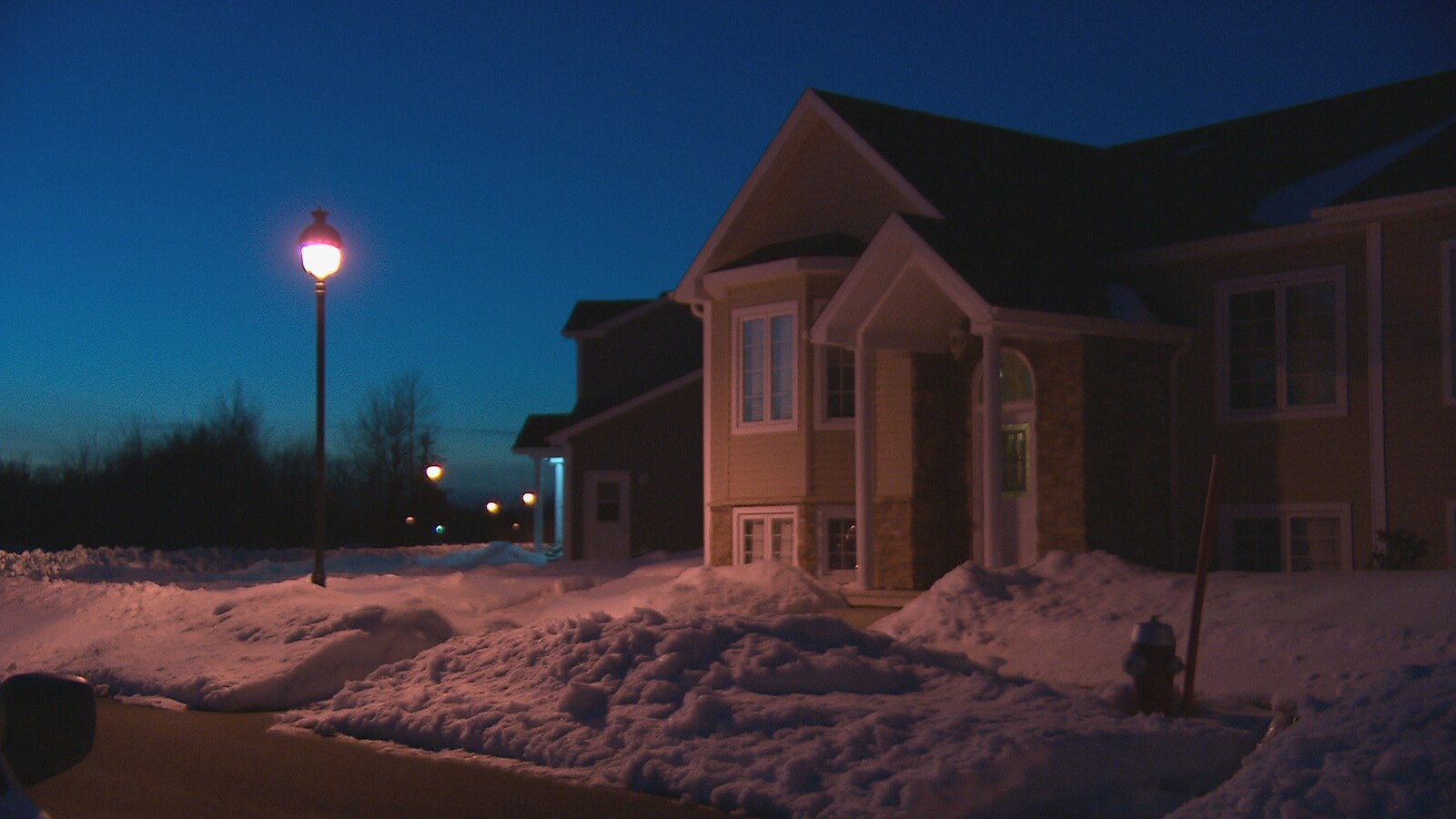 Une rue la nuit éclairée par un lampadaire