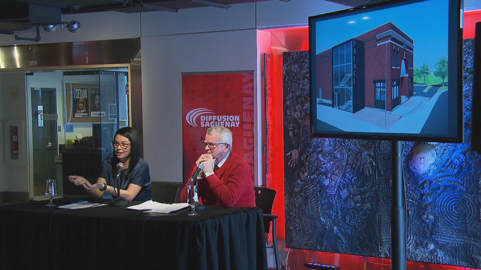 Isabelle Gagnon et Phil Desgagné assis à une table lors de la conférence de presse