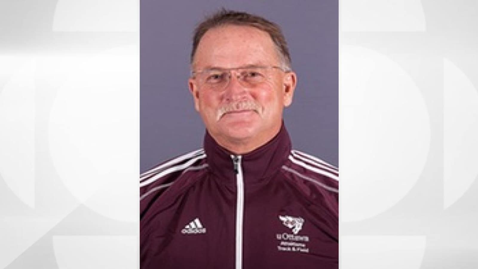 Photo portrait d'un homme portant un uniforme des Gee Gees de l'Université d'Ottawa.
