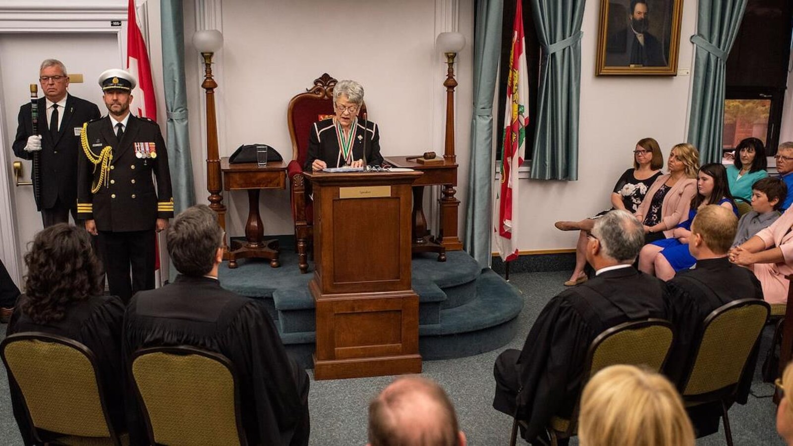 La lieutenante-gouvrneure Antoinette Perry lit le discours du Trône à l'Assemblée législative de l'Île-du-Prince-Édouard.