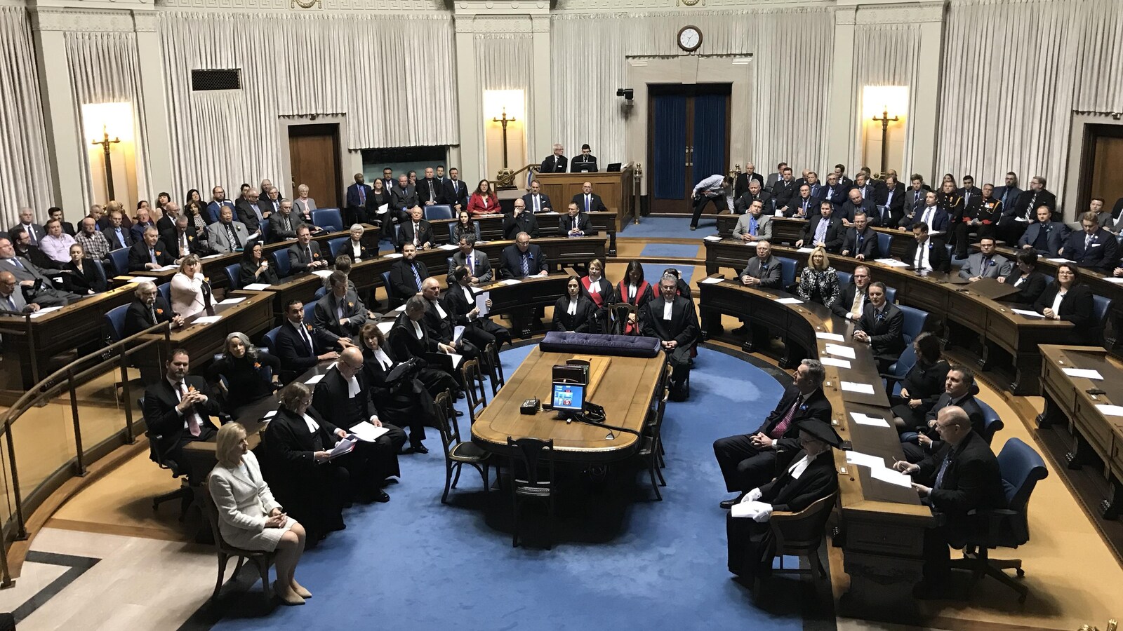 Les députés de l'Assemblée législative du Manitoba sont réunis pour le discours du Trône.