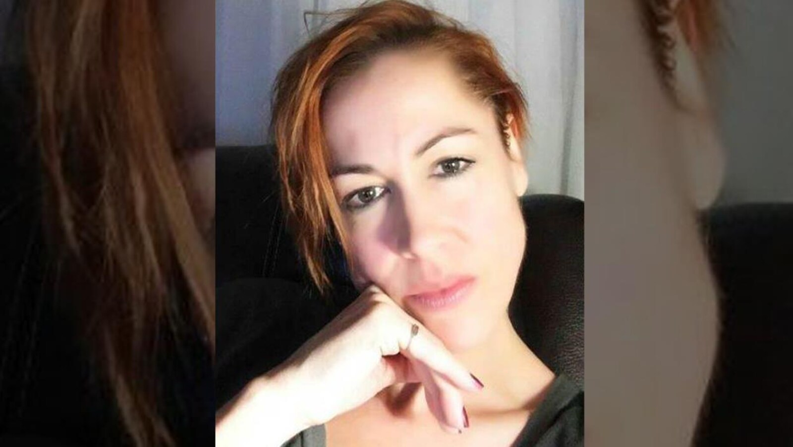 Un auto-portrait d'une femme avec les cheveux et les yeux bruns dans son salon.