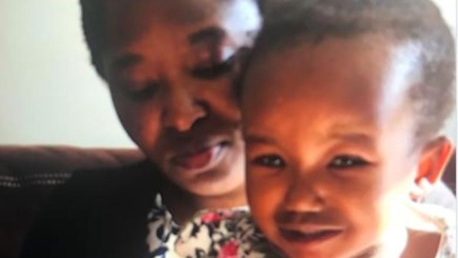 Une photo d'une femme et son enfant portés disparus.