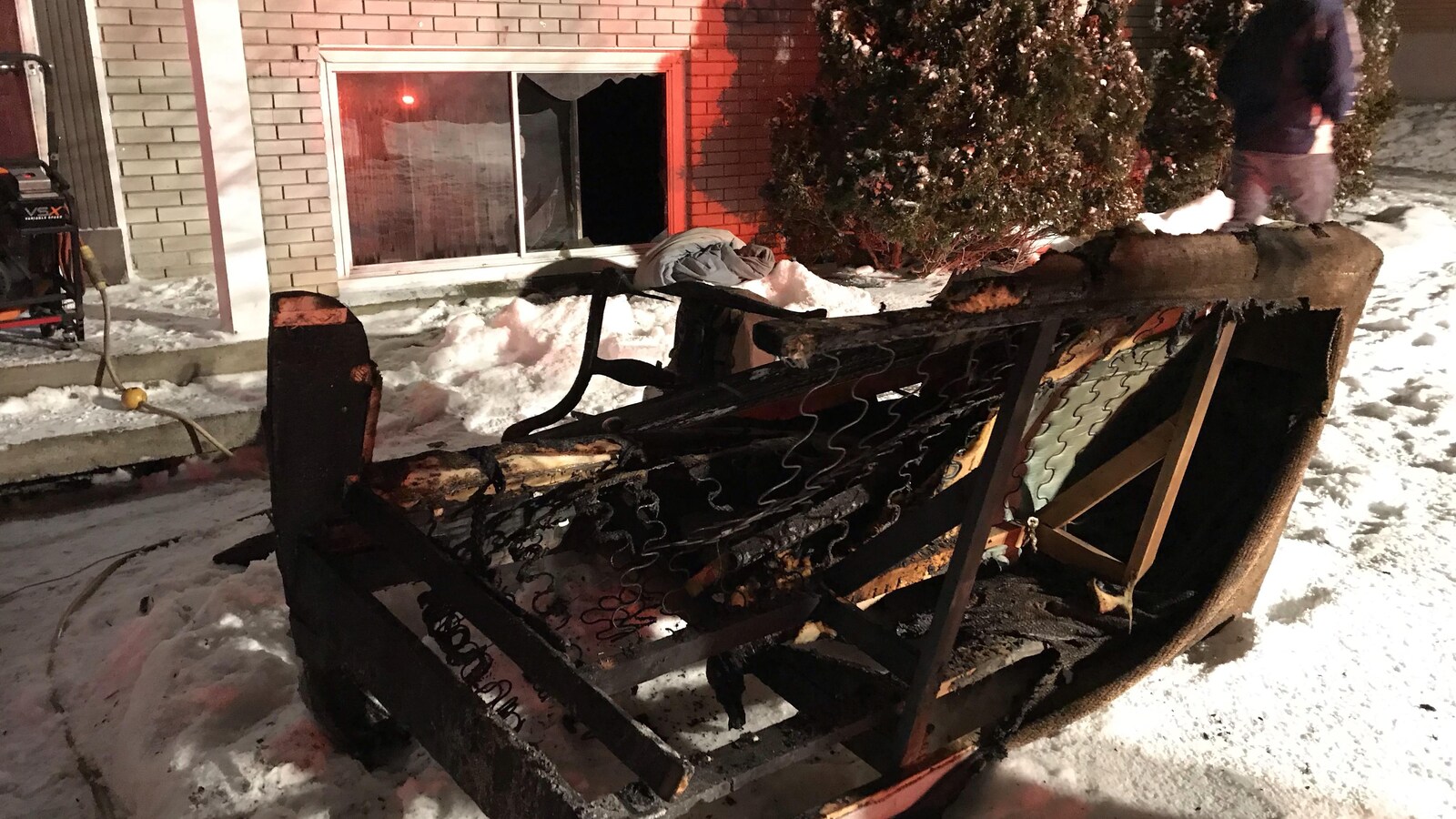 L'incendie aurait pris naissance dans ce divan.
