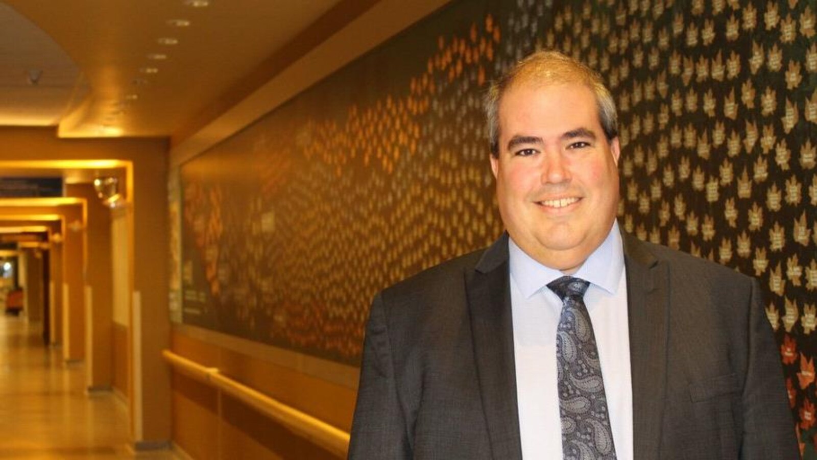 Le nouveau pdg pose dans un corridor de l'établissement de santé
