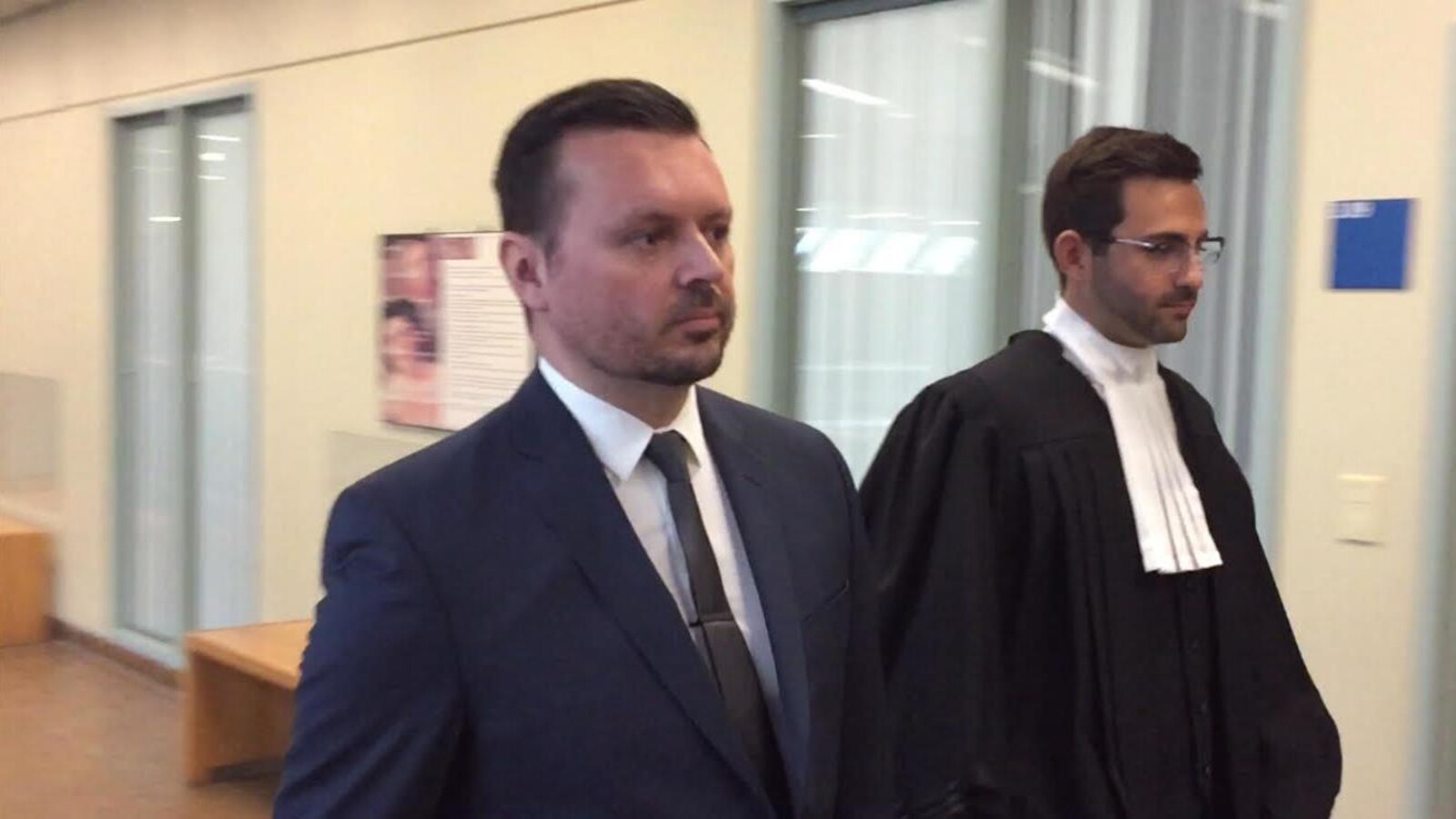Il est accompagné de son avocat