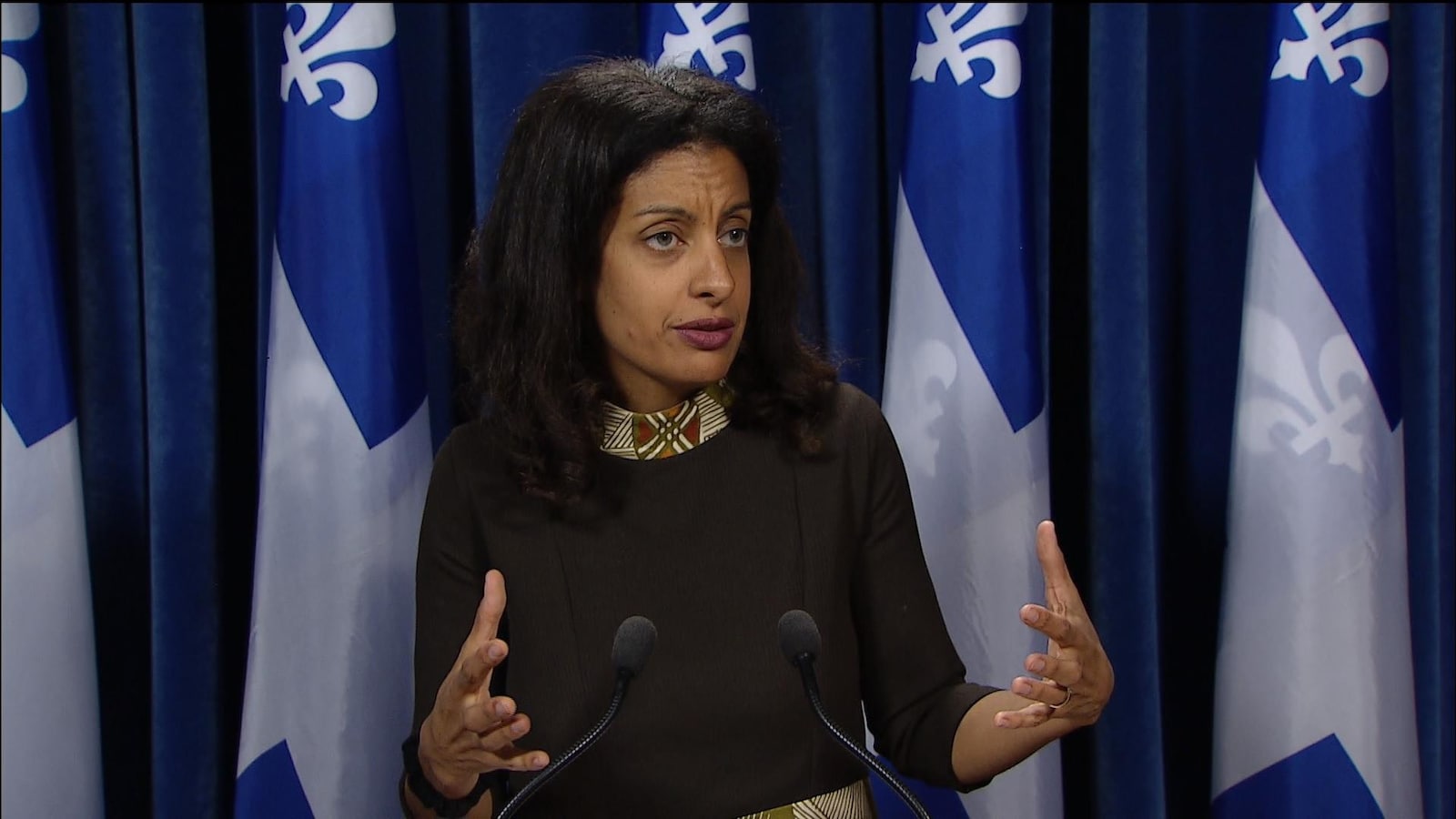 Dominique Anglade parle en conférence de presse.