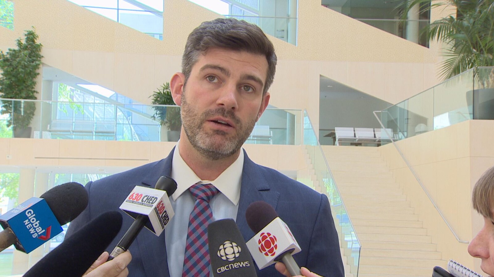 Le maire Don Iveson se fait poser des questions par les journalistes à la sortie de son discours annuel devant la Chambre de commerce d'Edmonton.