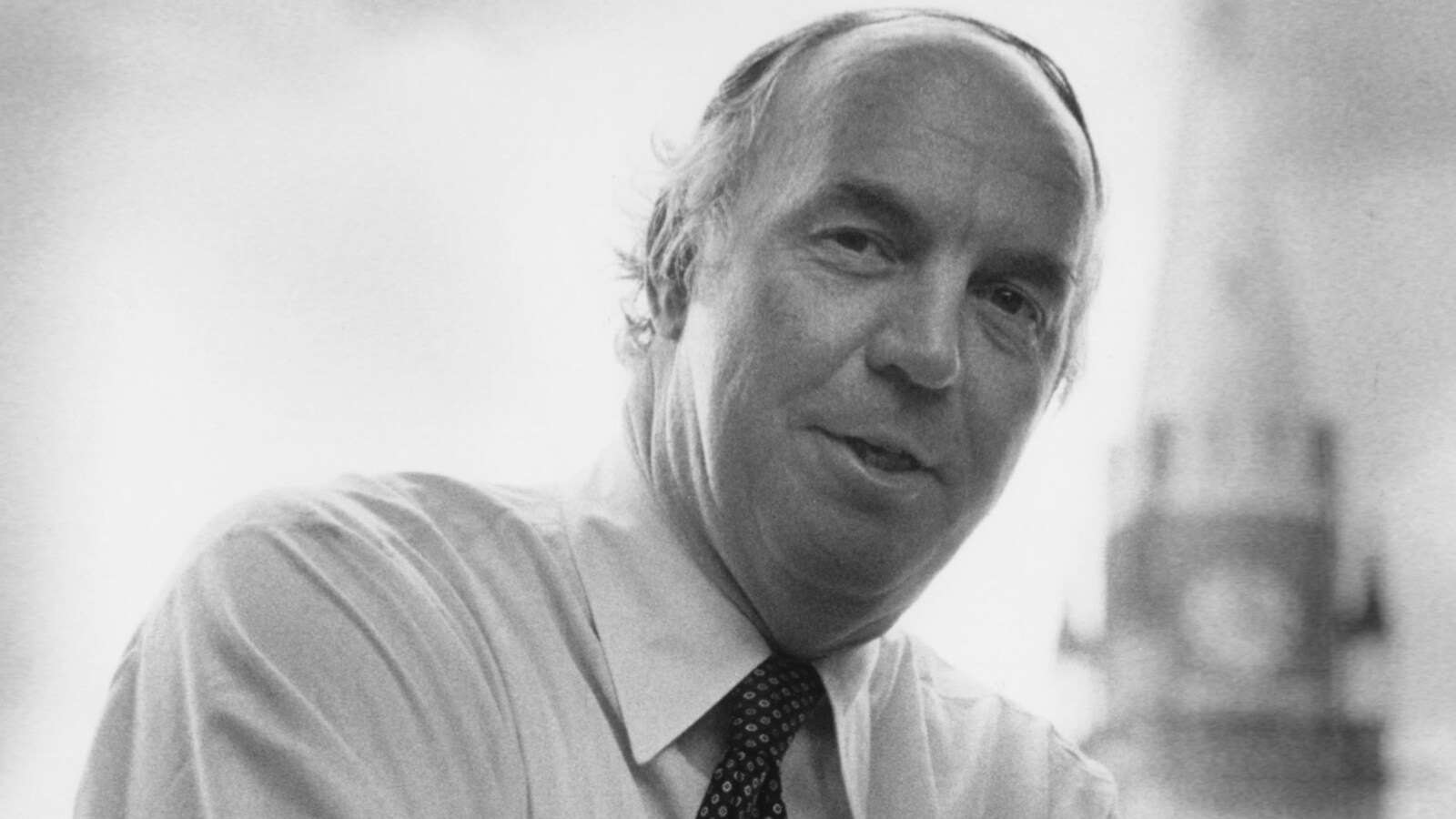 Photo en noir et blanc, datant de 1983, montrant l'ancien ministre libéral Donald Macdonald.