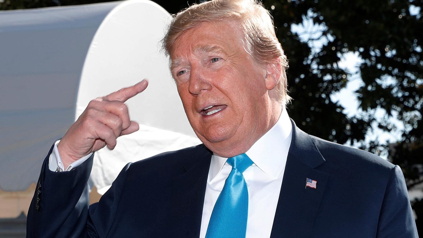 Le président Trump s'adresse aux journalistes à l'extérieur de la Maison-Blanche.